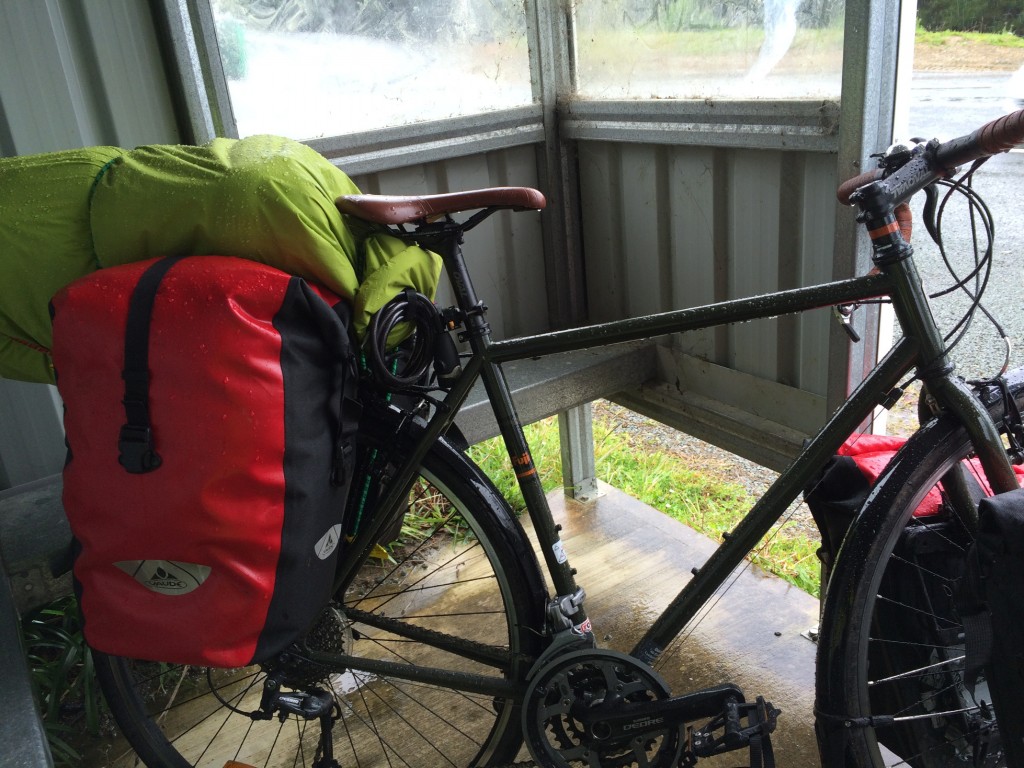 Kurze Regenpause in einer Bushaltestelle